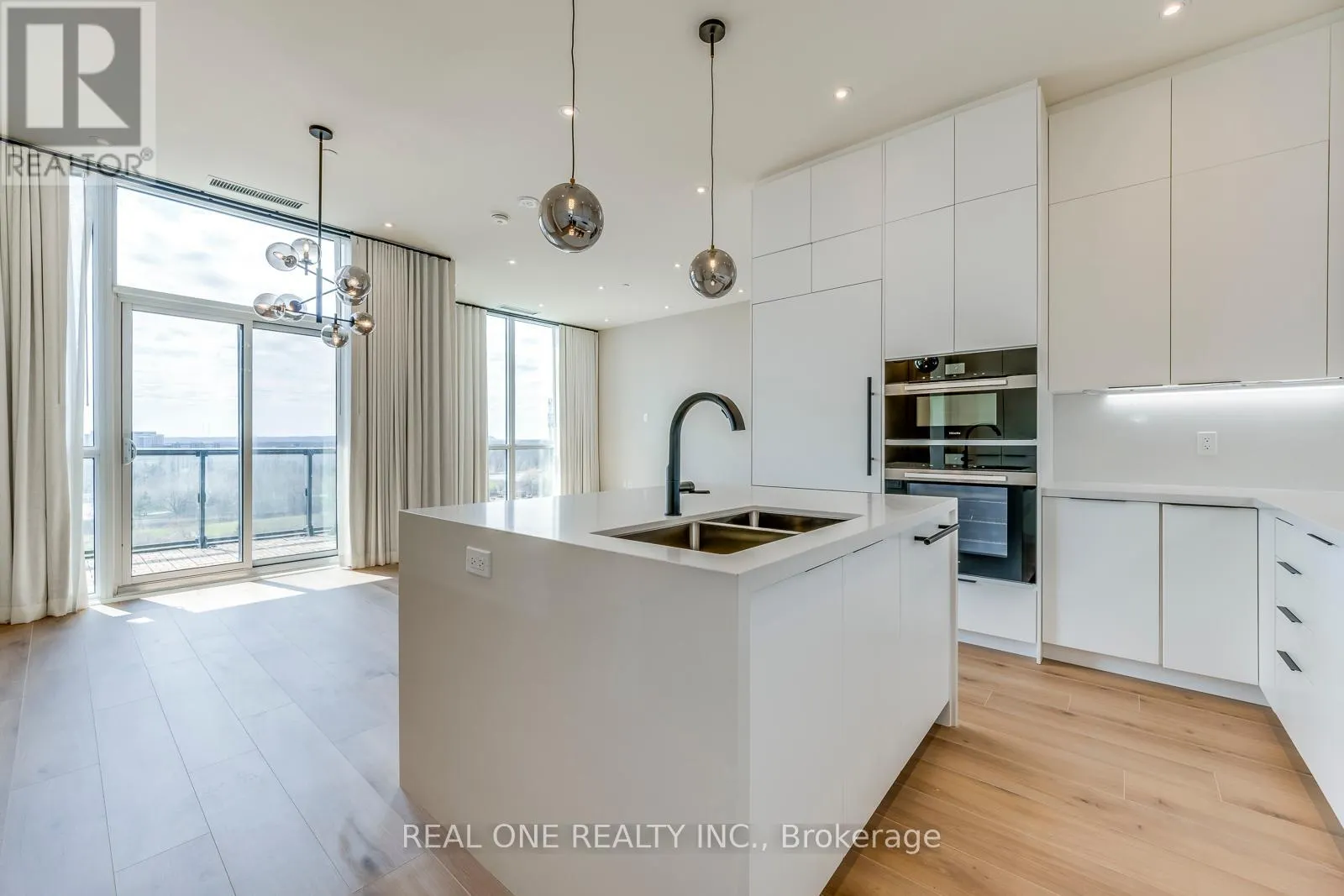 815 - 509 DUNDAS STREET W
