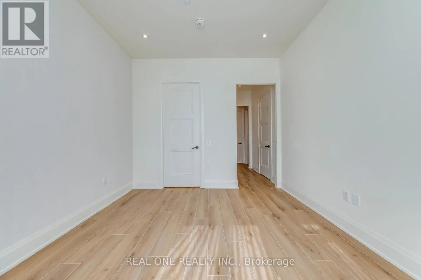 815 - 509 DUNDAS STREET W