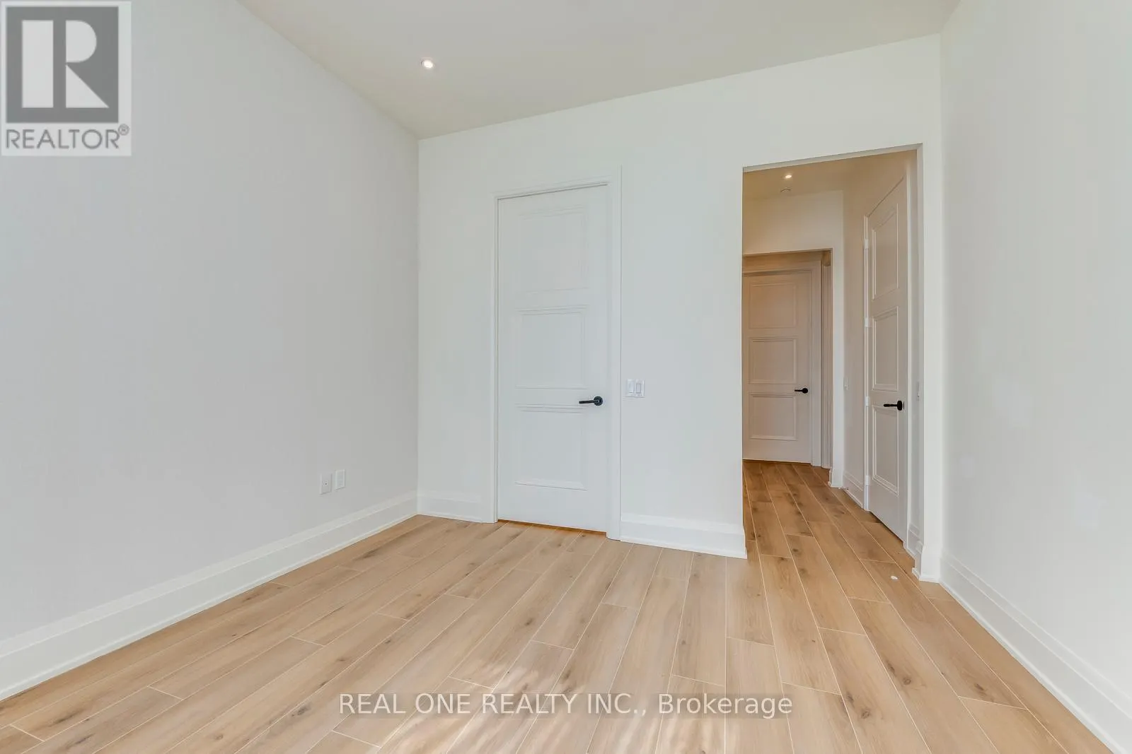 815 - 509 DUNDAS STREET W