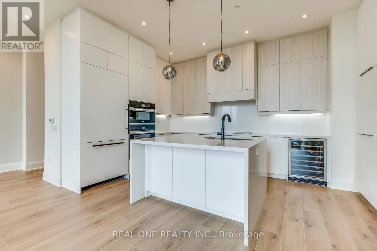 815 - 509 DUNDAS STREET W