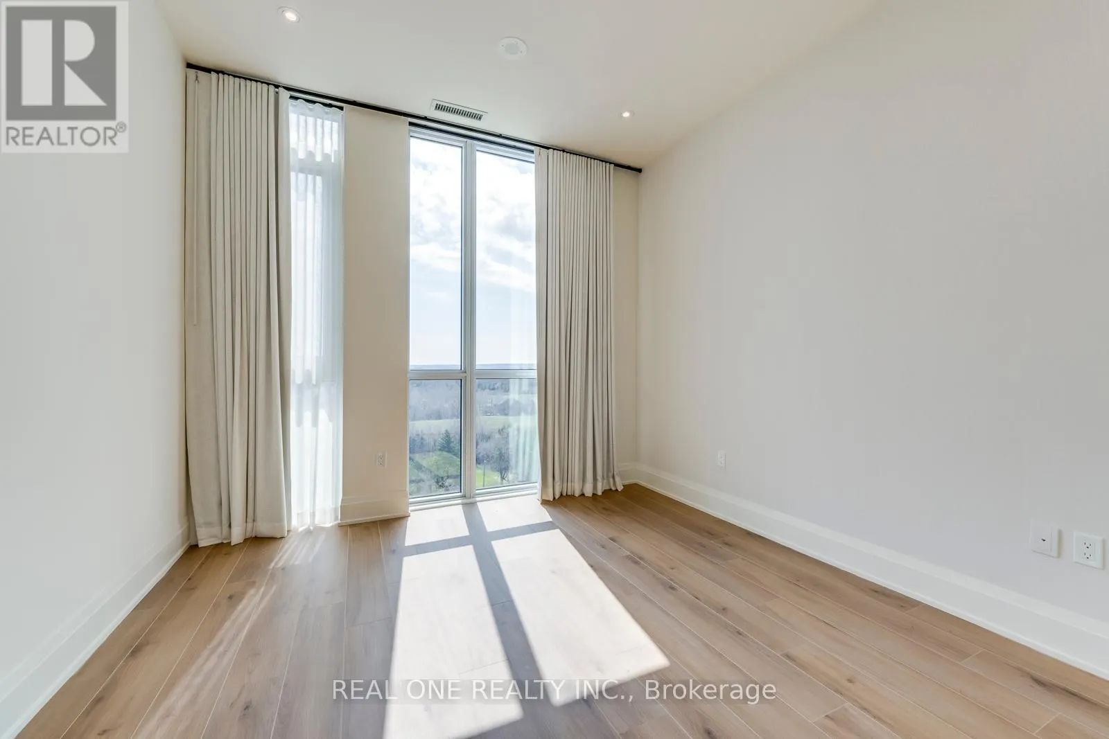 815 - 509 DUNDAS STREET W