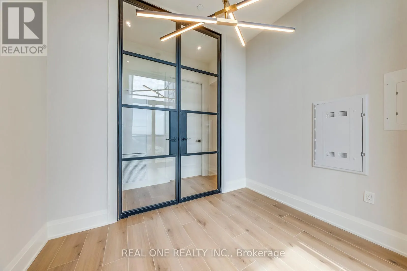 815 - 509 DUNDAS STREET W