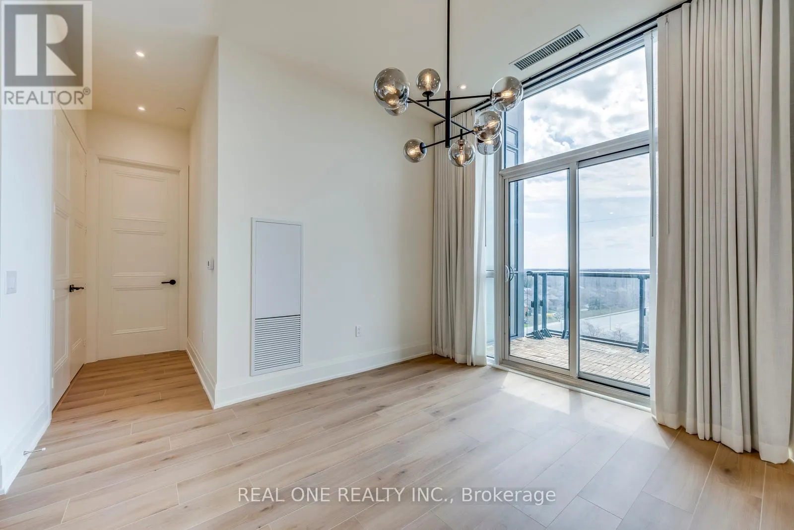 815 - 509 DUNDAS STREET W