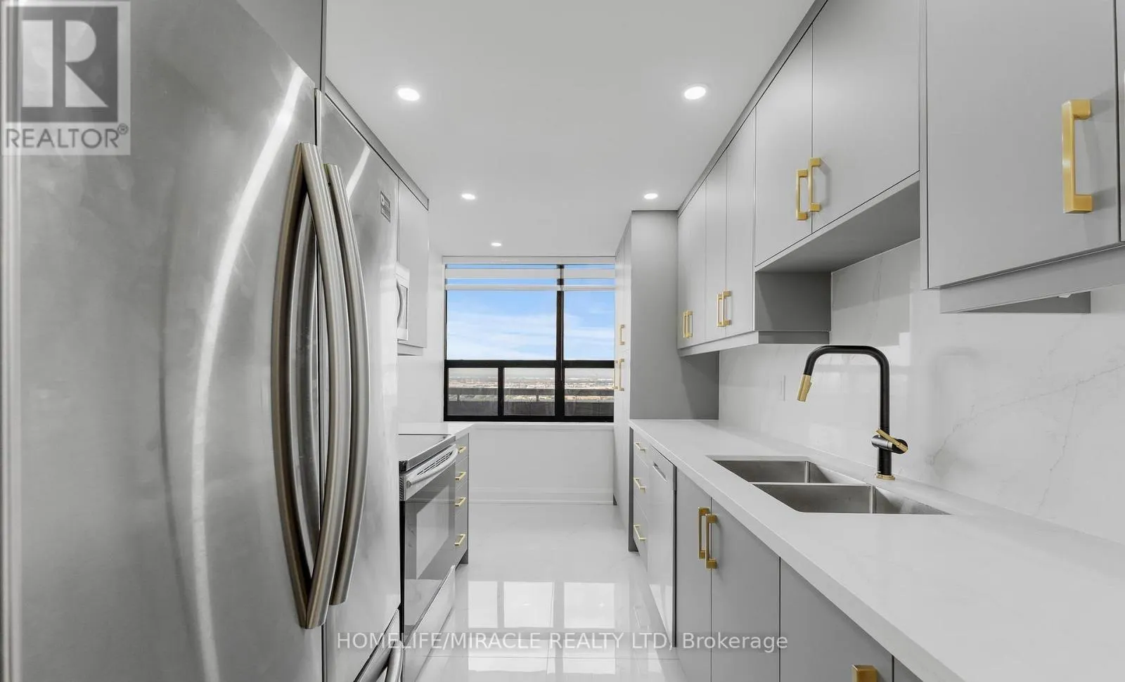 2605 - 18 KNIGHTSBRIDGE ROAD