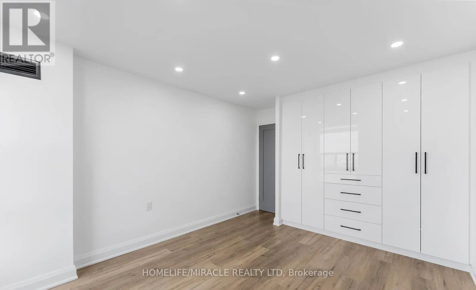 2605 - 18 KNIGHTSBRIDGE ROAD