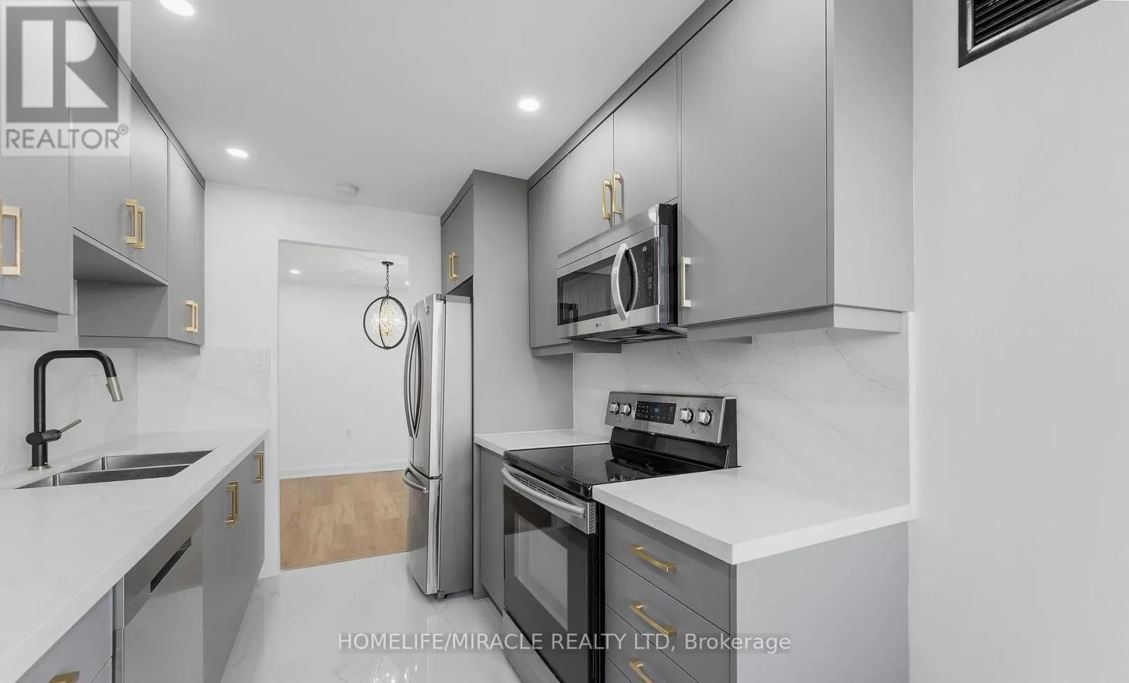 2605 - 18 KNIGHTSBRIDGE ROAD