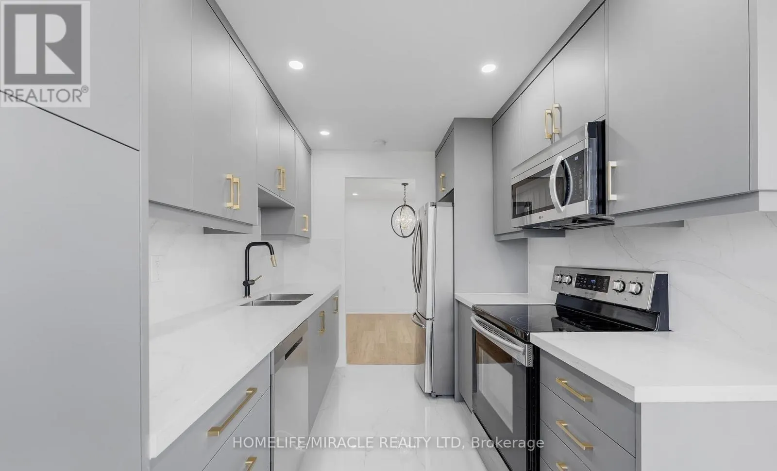 2605 - 18 KNIGHTSBRIDGE ROAD