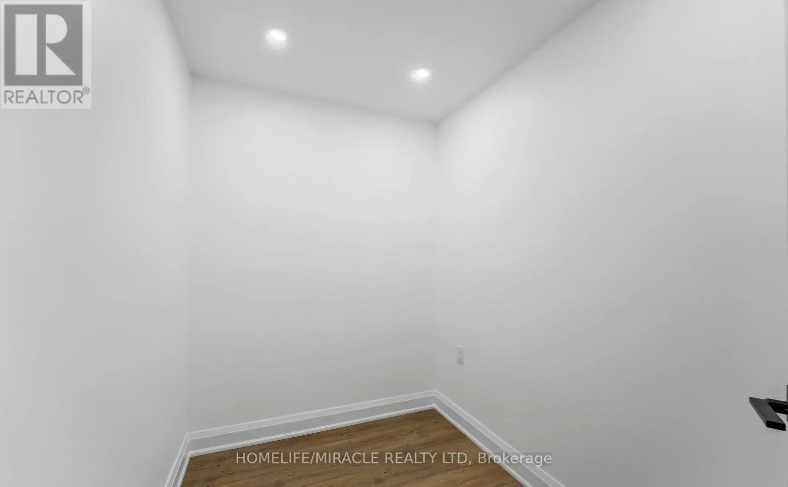 2605 - 18 KNIGHTSBRIDGE ROAD