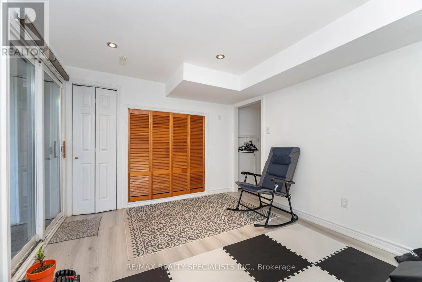 1463 CREDIT WOODLANDS COURT