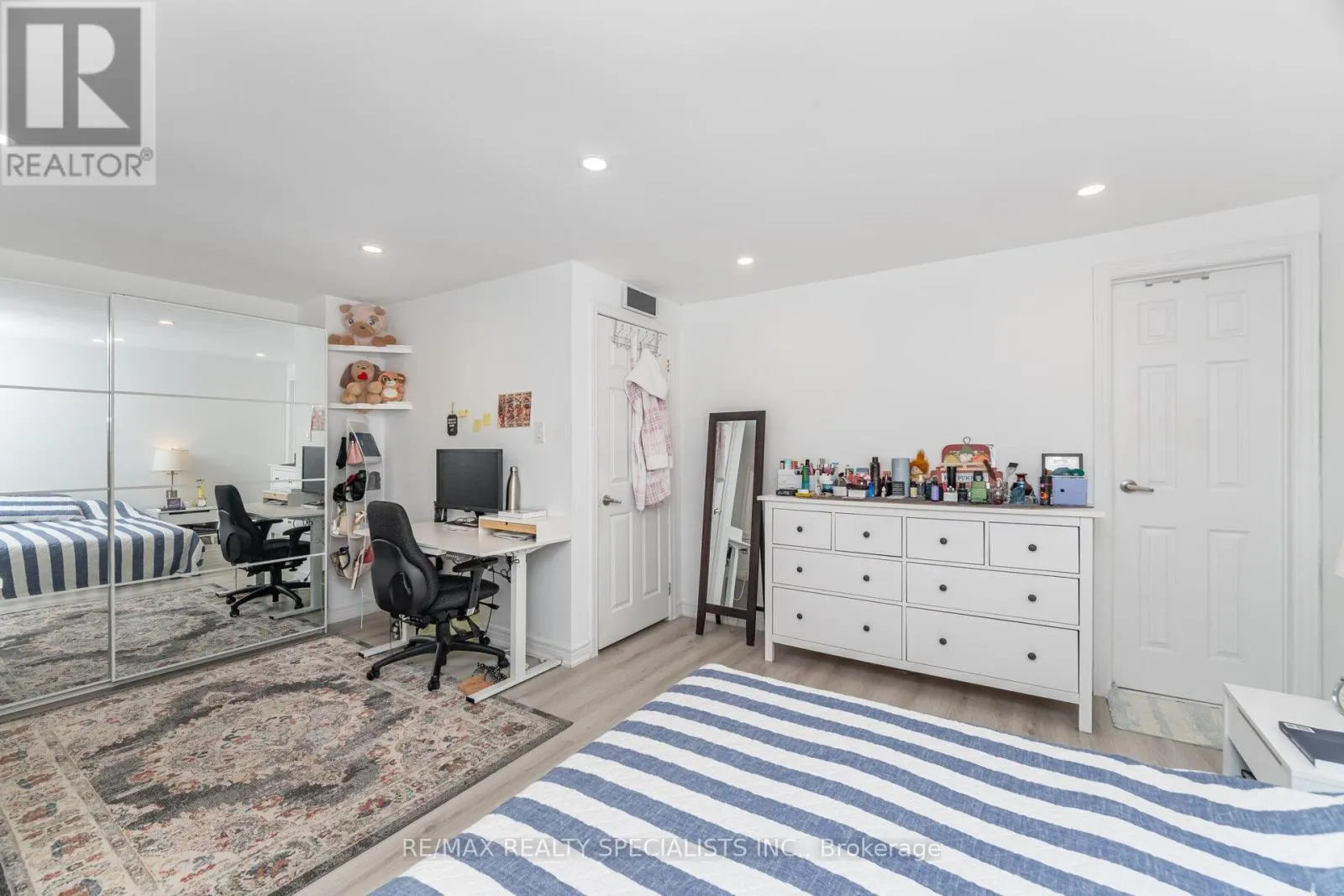 1463 CREDIT WOODLANDS COURT