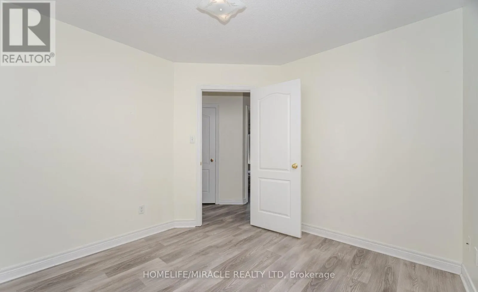 31 HOLLINGSWORTH CIRCLE