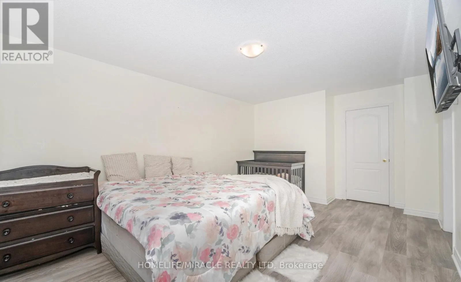 31 HOLLINGSWORTH CIRCLE