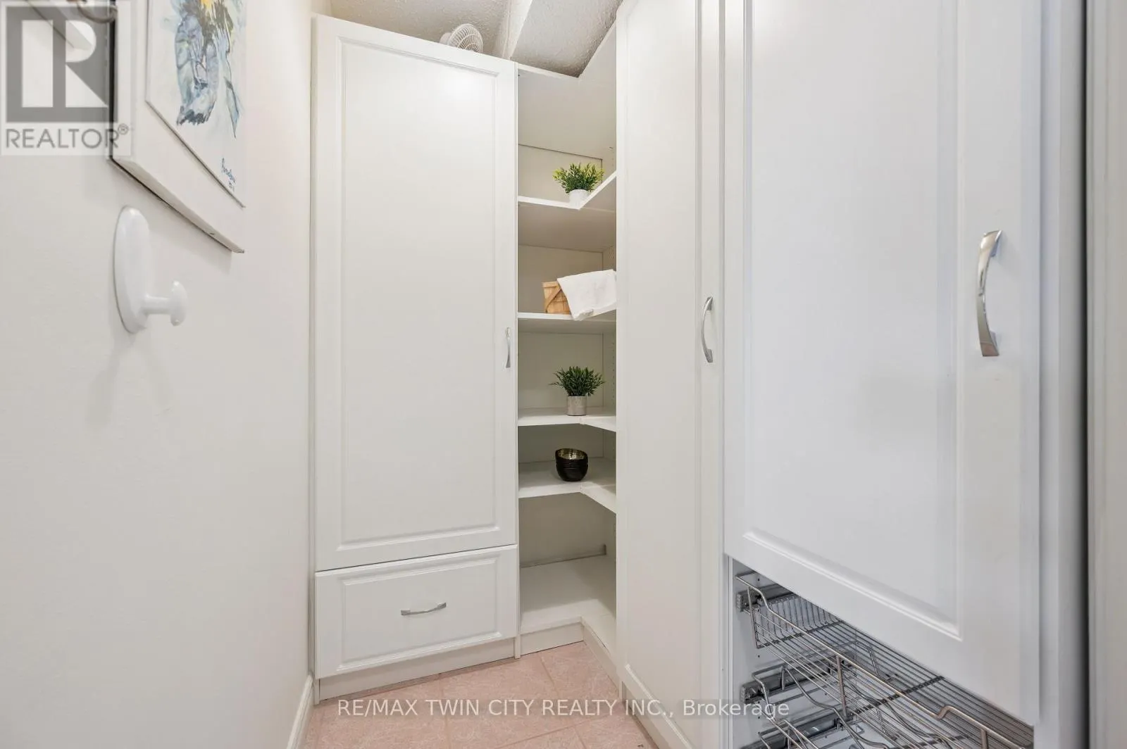 401 - 2121 LAKESHORE ROAD