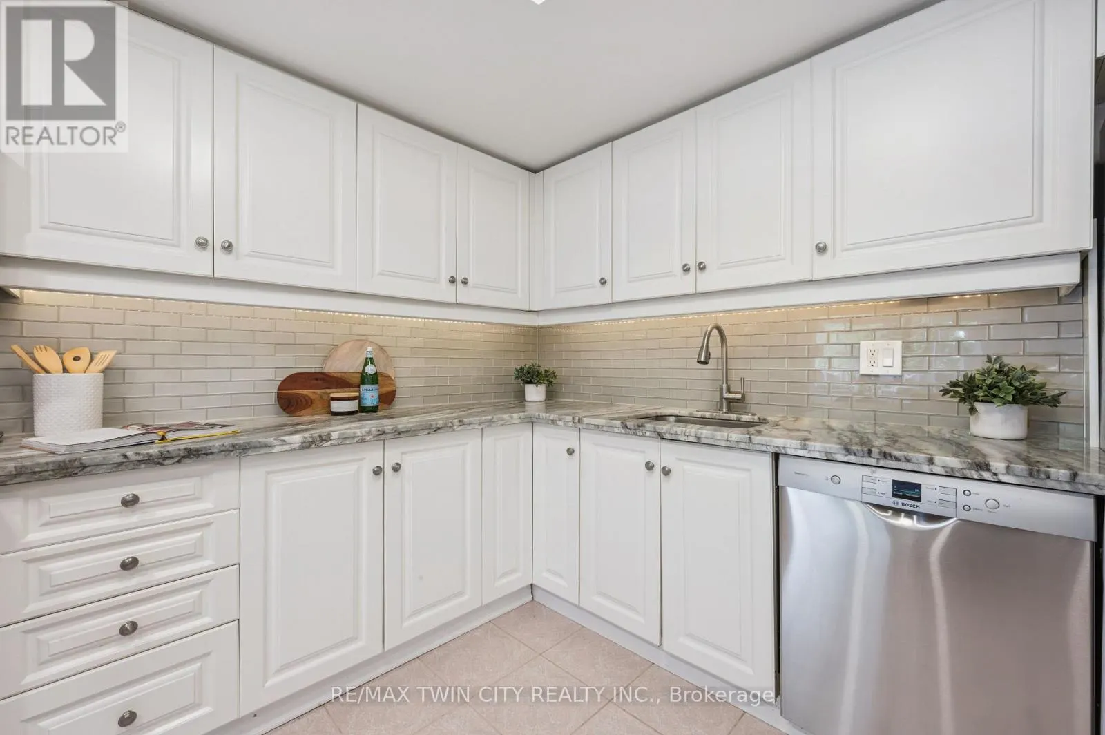 401 - 2121 LAKESHORE ROAD