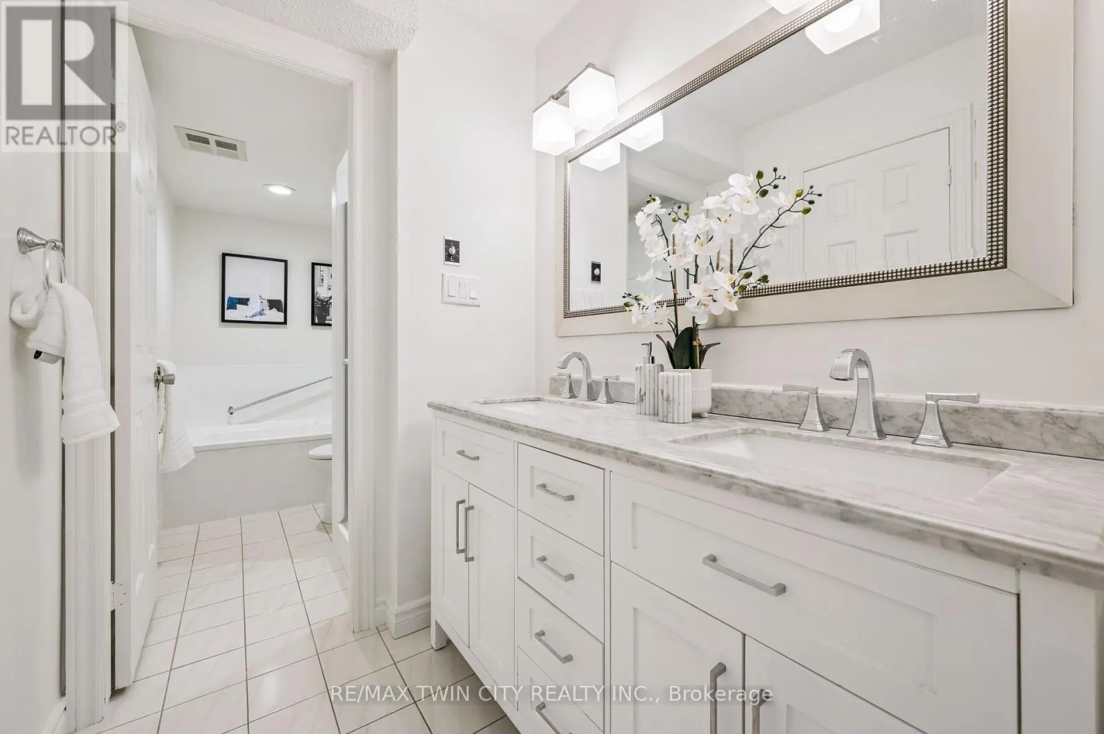 401 - 2121 LAKESHORE ROAD