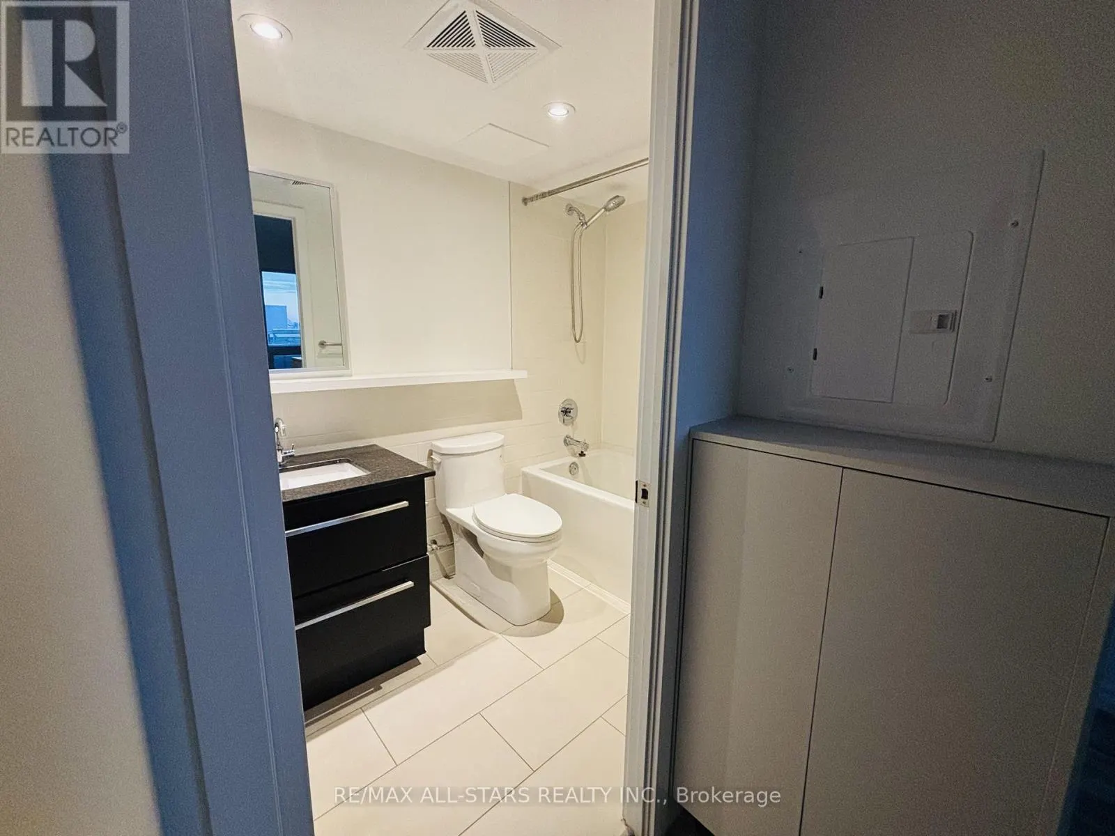 802 - 160 FLEMINGTON ROAD