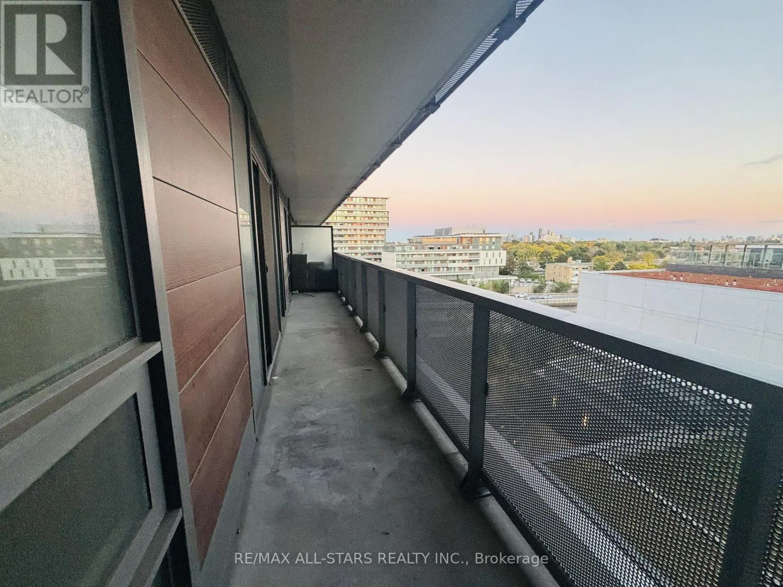 802 - 160 FLEMINGTON ROAD