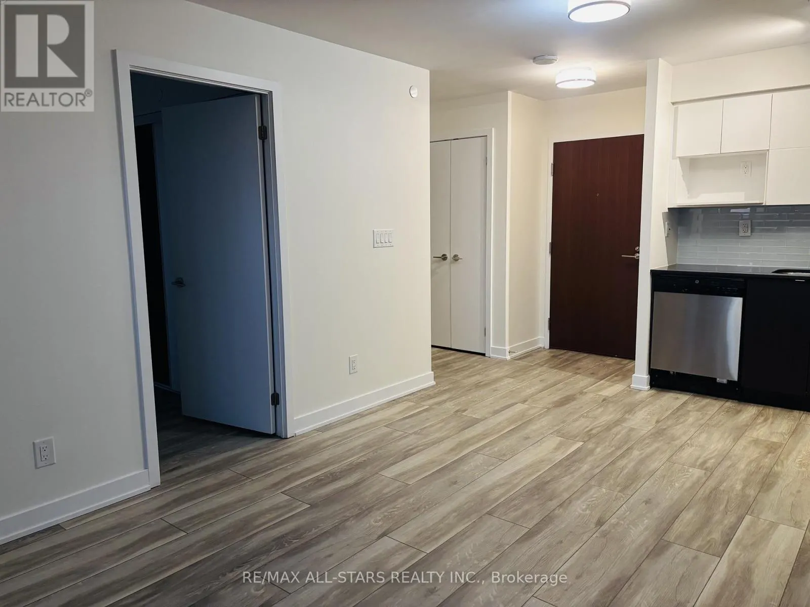 802 - 160 FLEMINGTON ROAD