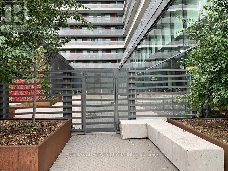 802 - 160 FLEMINGTON ROAD