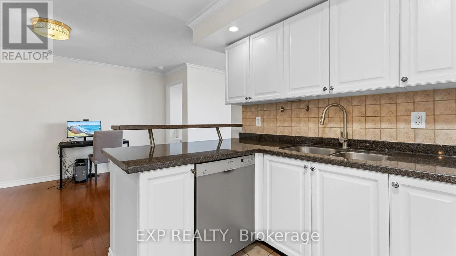 420 - 5233 DUNDAS STREET W