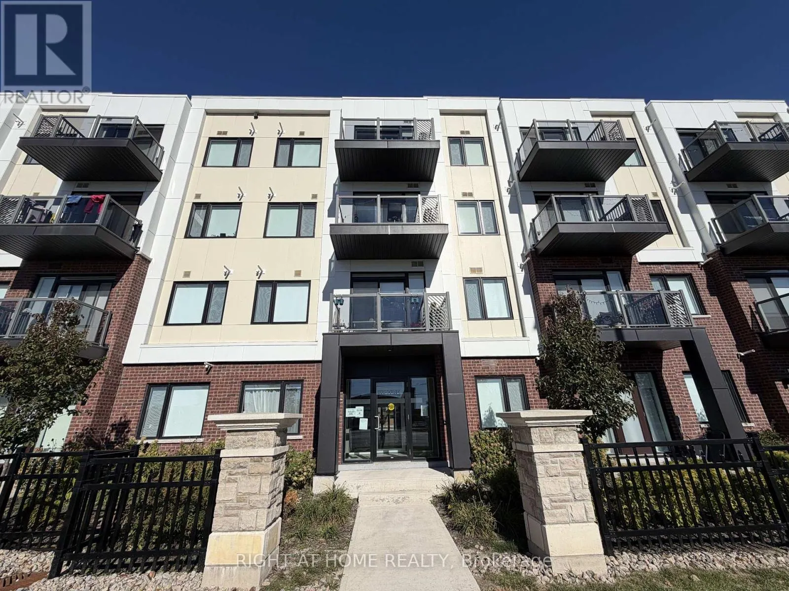 207 - 62 SKY HARBOUR DRIVE