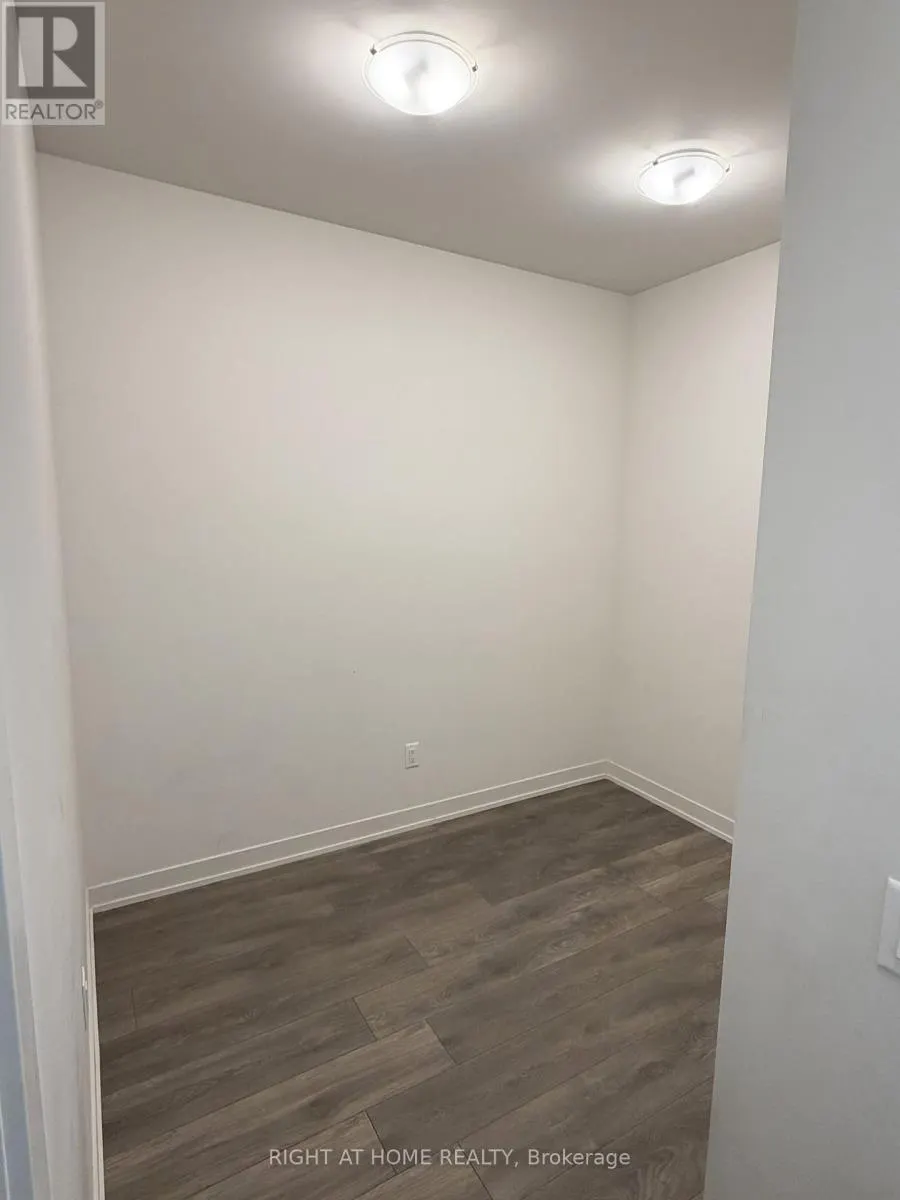 207 - 62 SKY HARBOUR DRIVE
