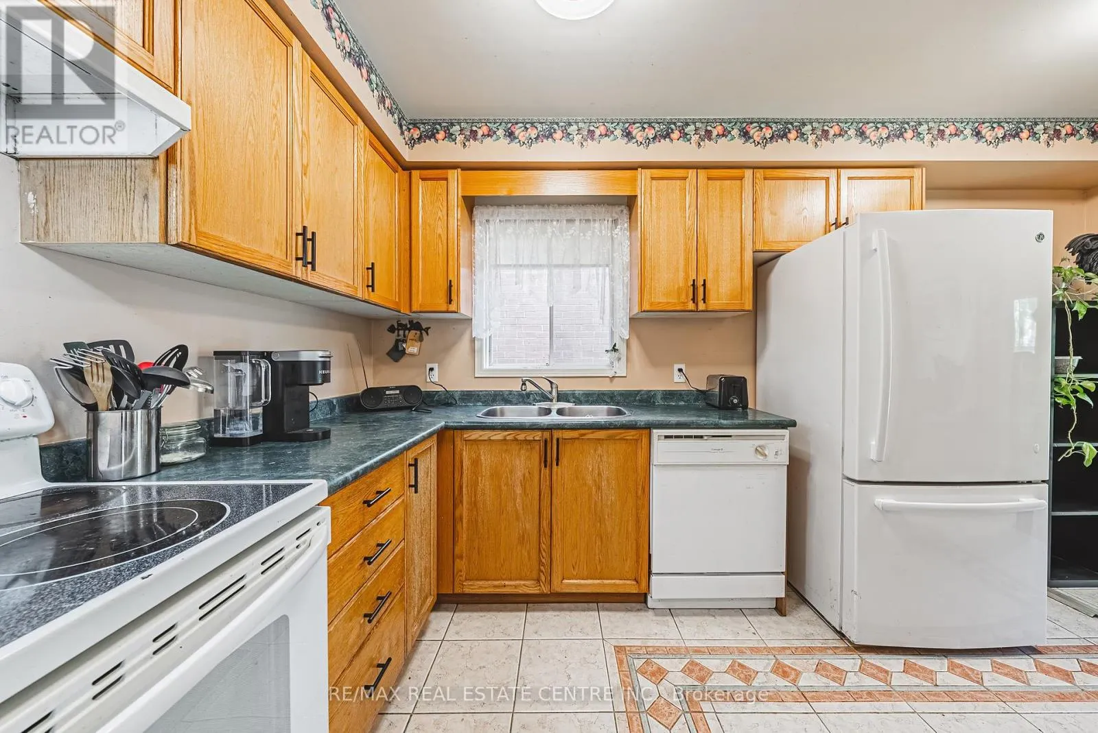 487 TAYLOR CRESCENT