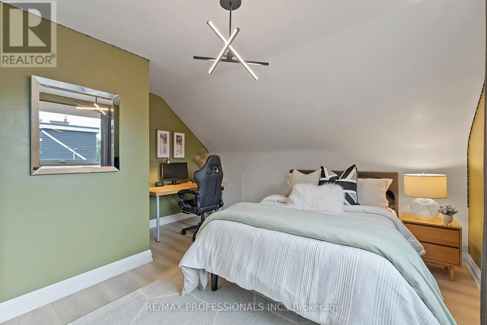 18 LAVINGTON DRIVE