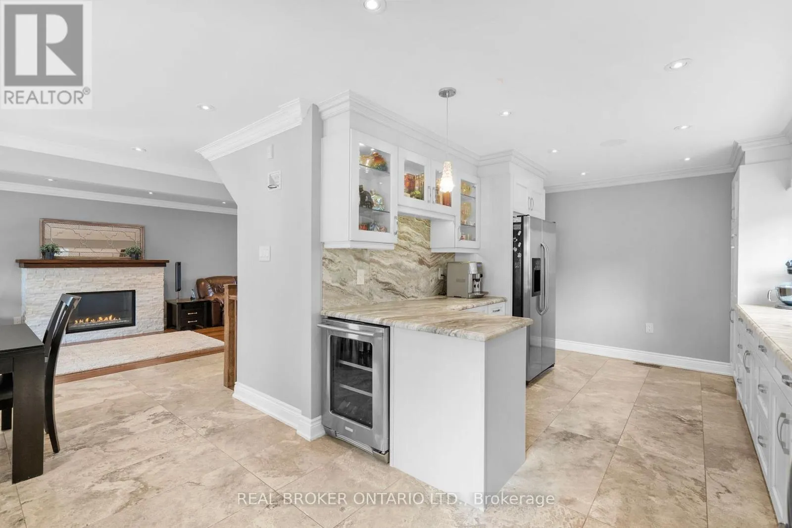 11 FOUNTAINBRIDGE DRIVE