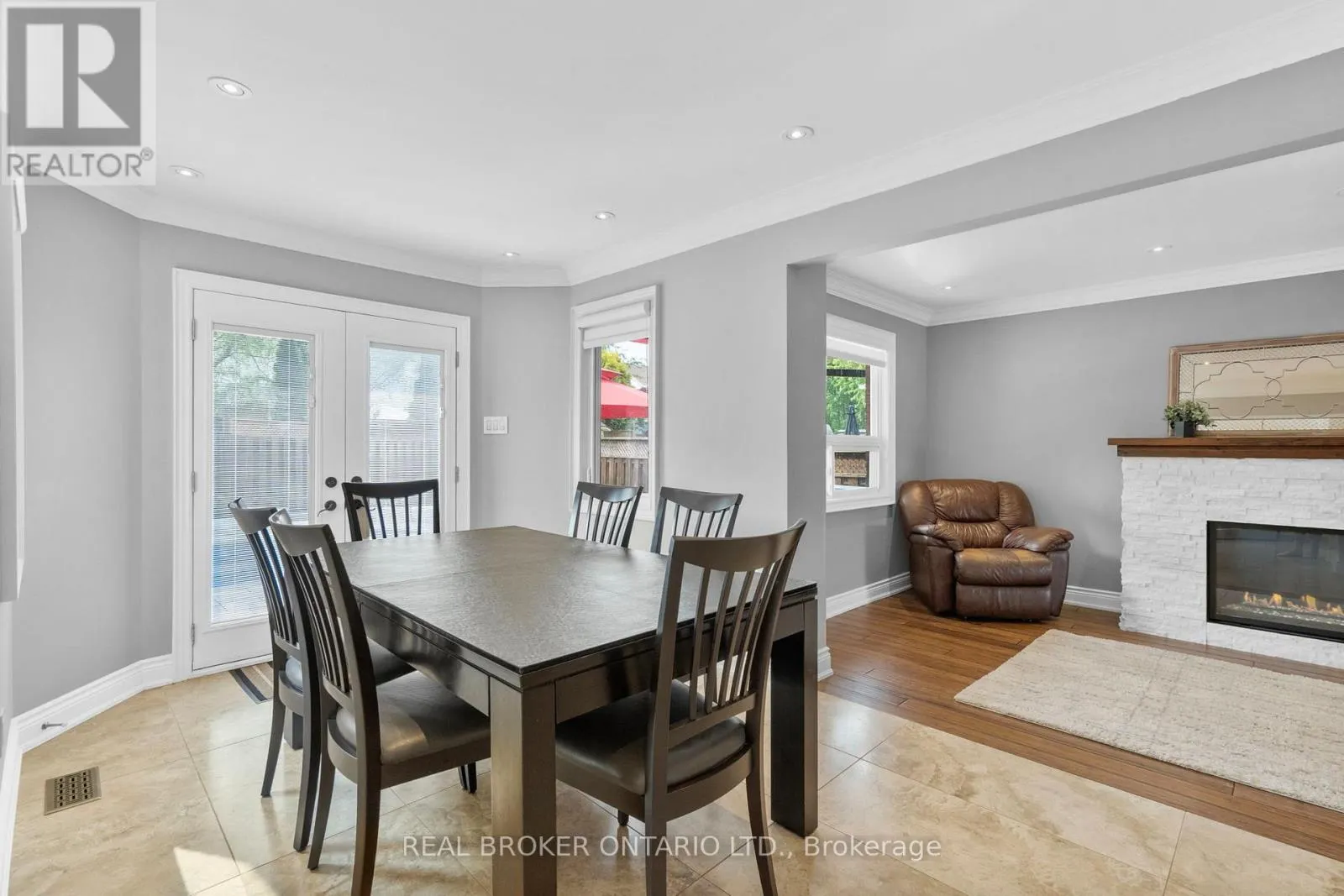 11 FOUNTAINBRIDGE DRIVE