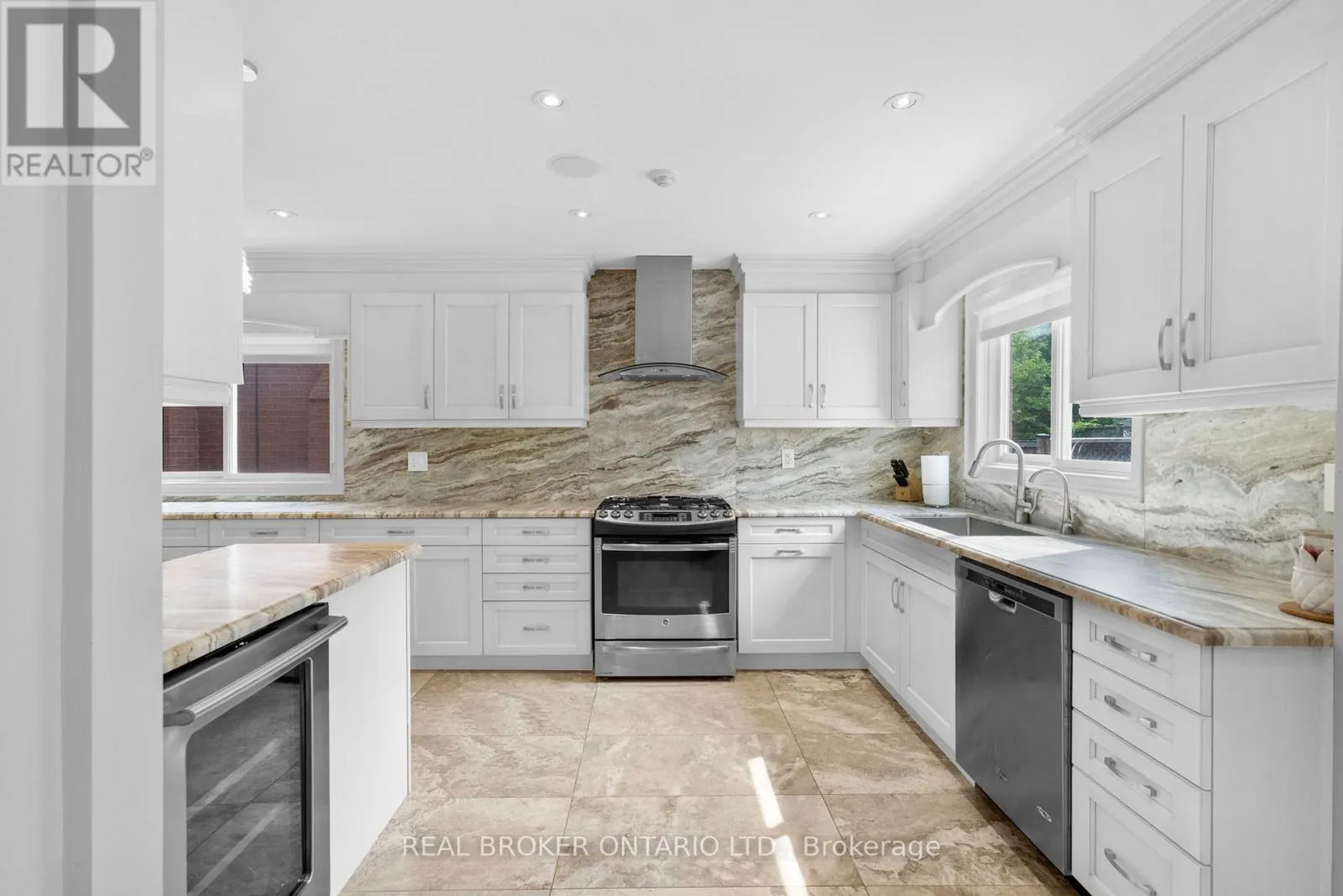 11 FOUNTAINBRIDGE DRIVE