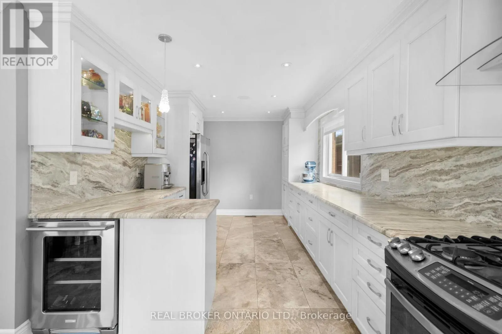 11 FOUNTAINBRIDGE DRIVE