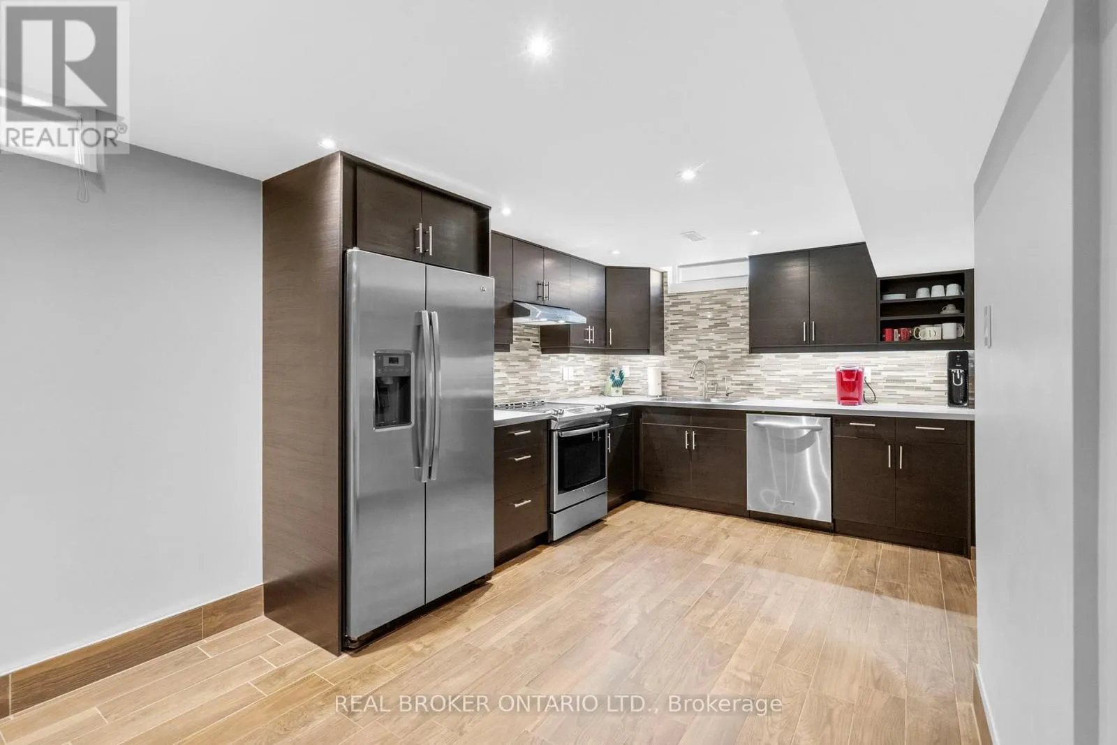 11 FOUNTAINBRIDGE DRIVE