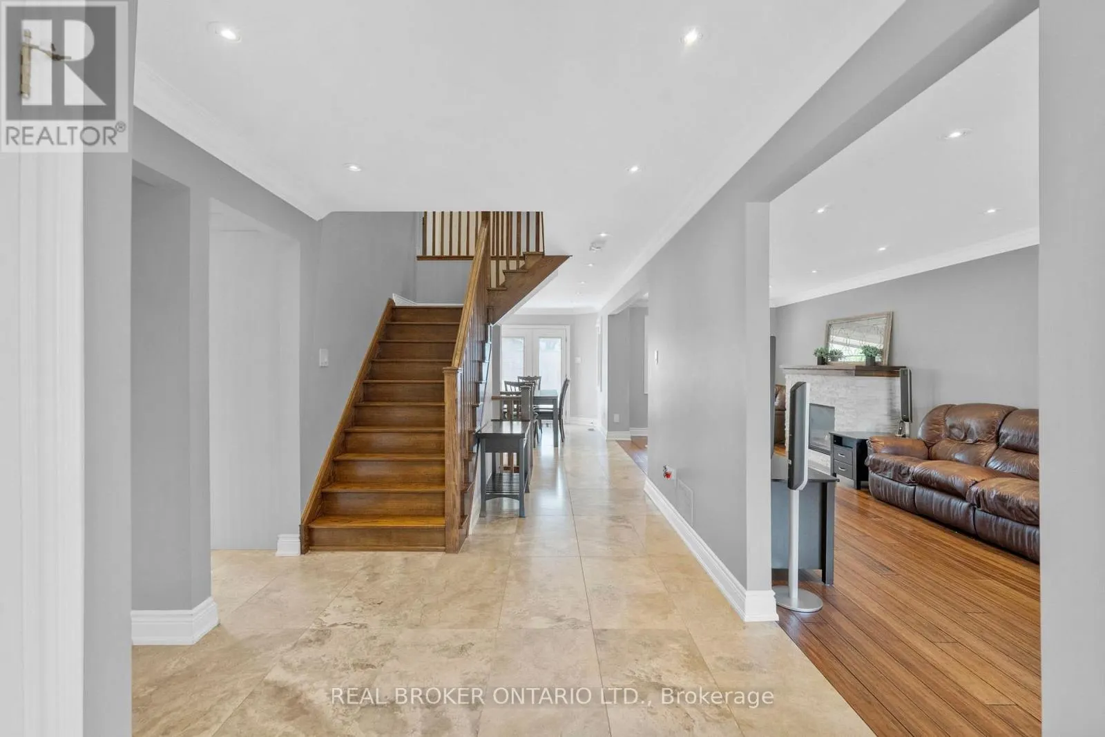 11 FOUNTAINBRIDGE DRIVE