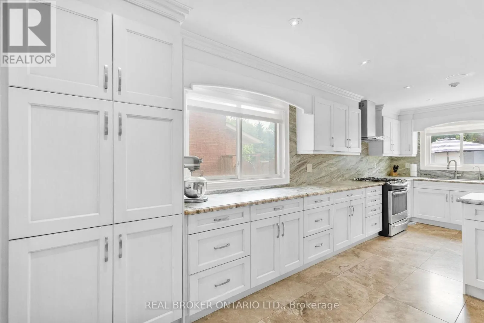 11 FOUNTAINBRIDGE DRIVE