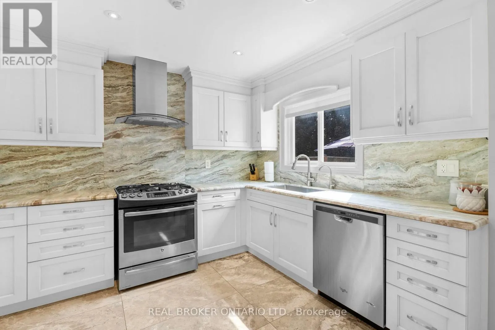 11 FOUNTAINBRIDGE DRIVE