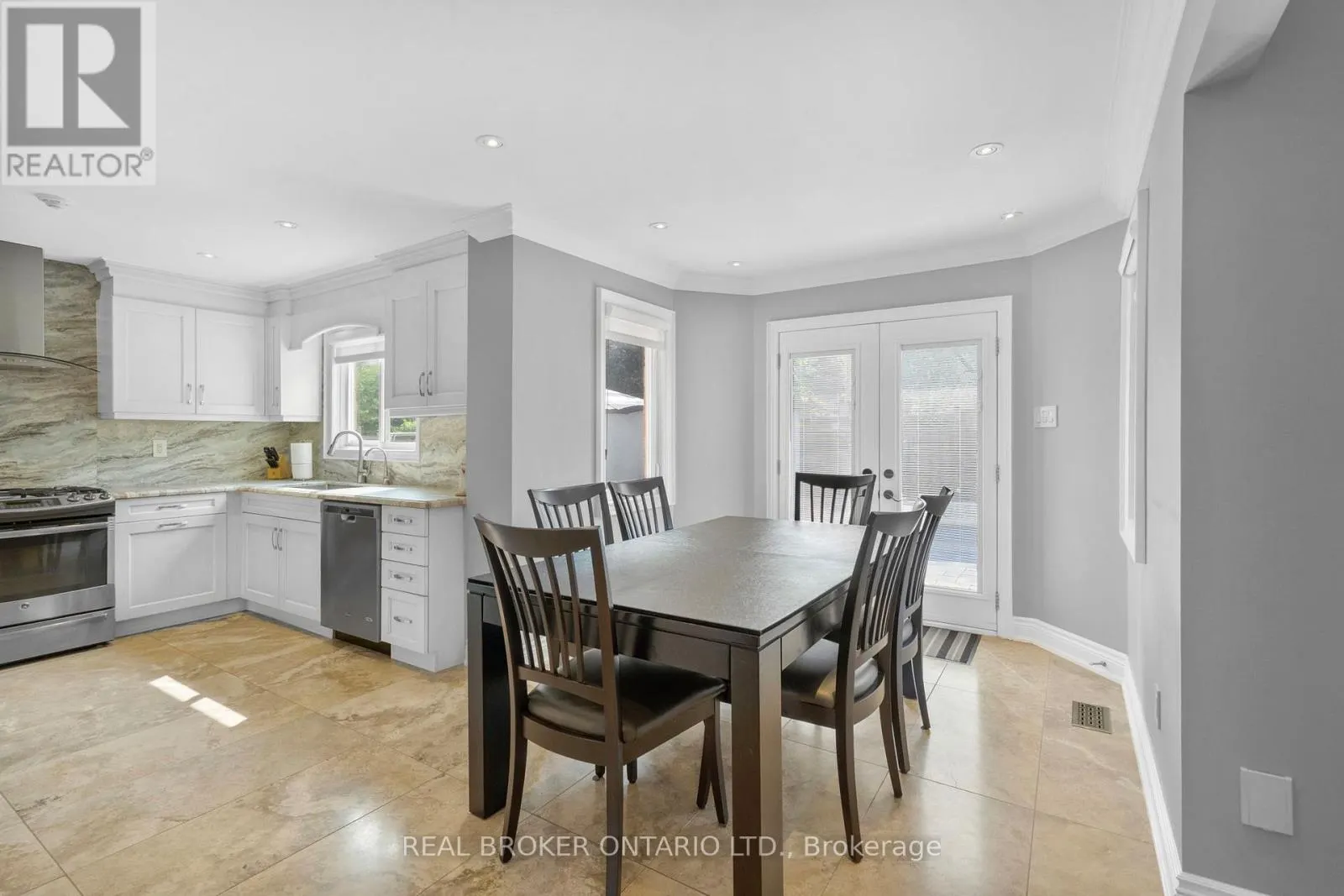 11 FOUNTAINBRIDGE DRIVE