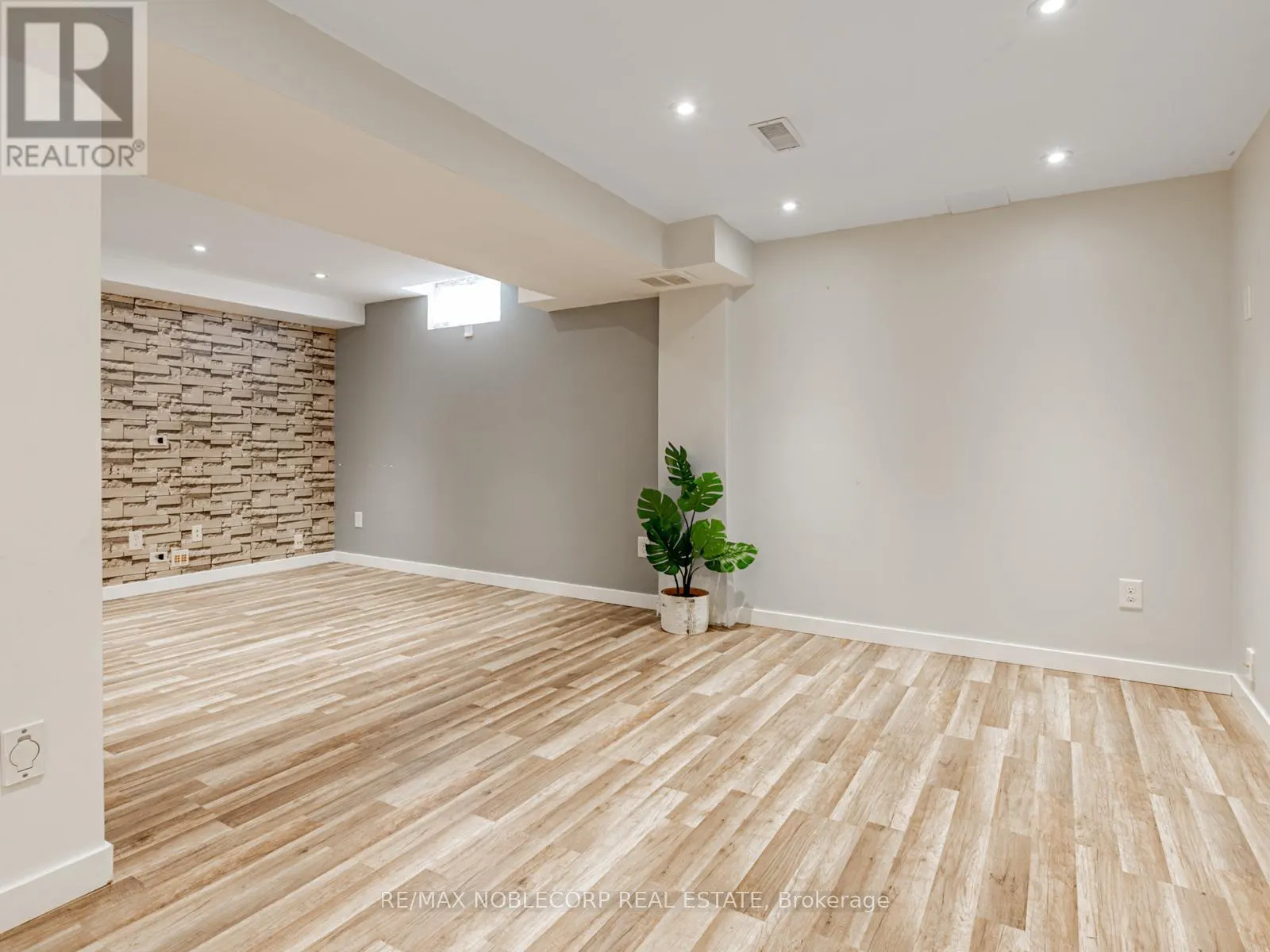 8 ROLLING HILLS LANE