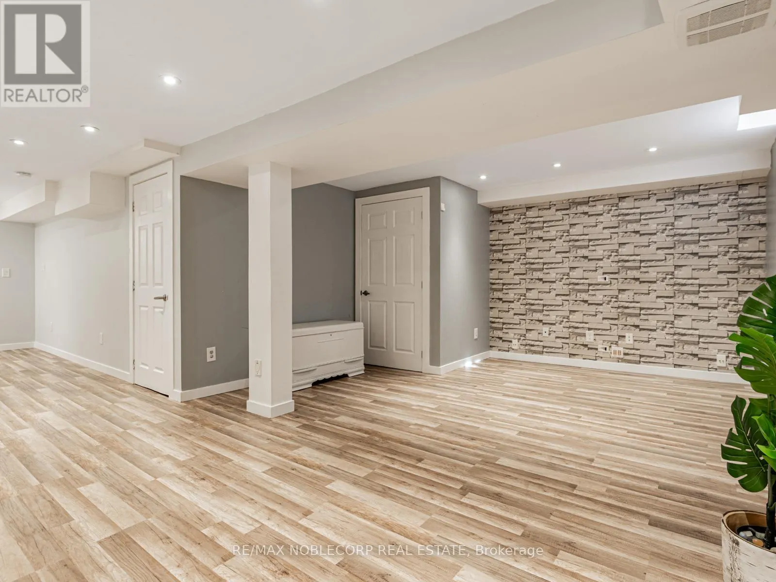 8 ROLLING HILLS LANE