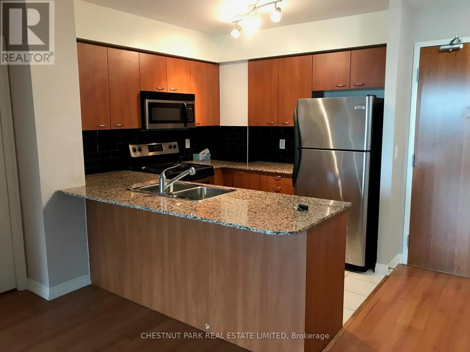 810 - 1403 ROYAL YORK ROAD