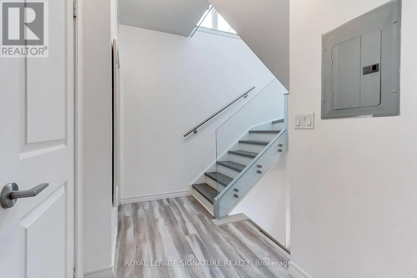 104 - 90 ABSOLUTE AVENUE