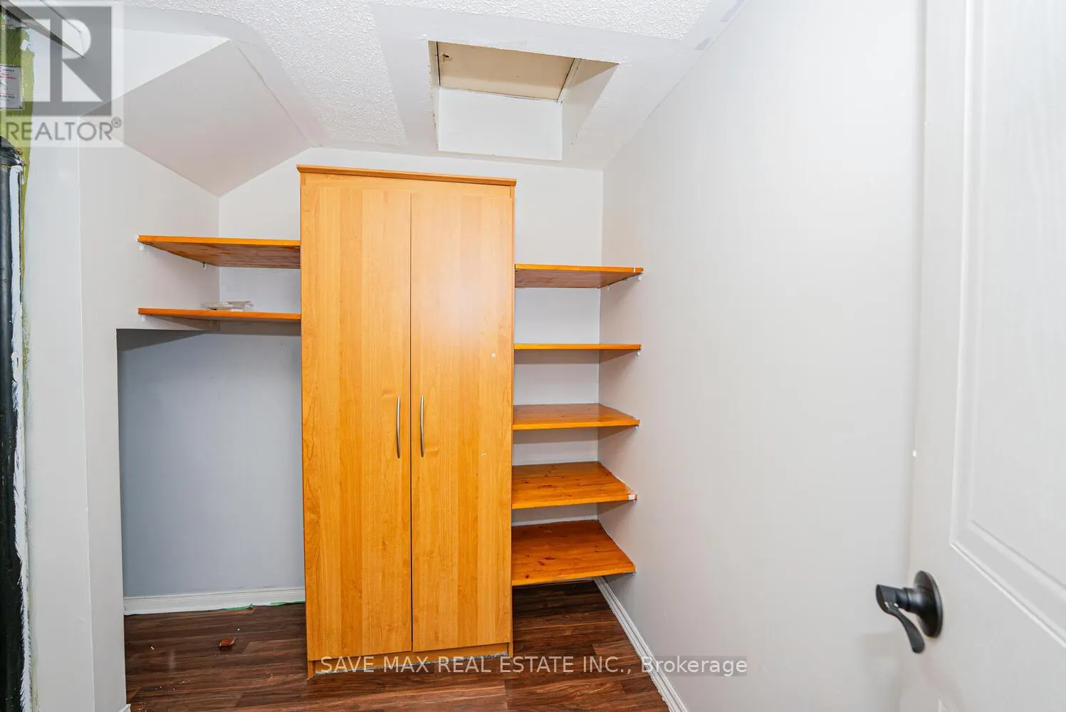 212 - 103 BRISTOL ROAD E