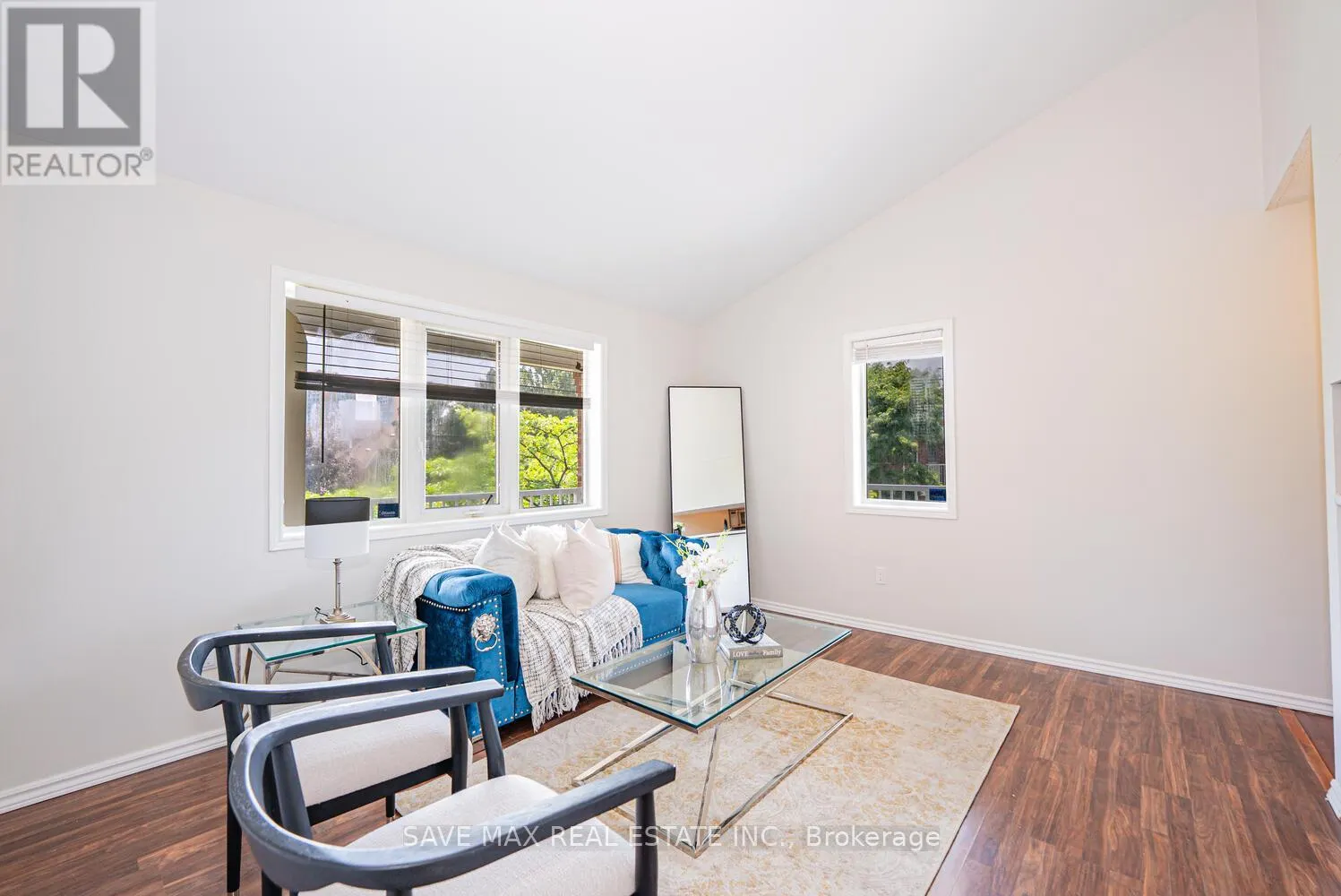 212 - 103 BRISTOL ROAD E
