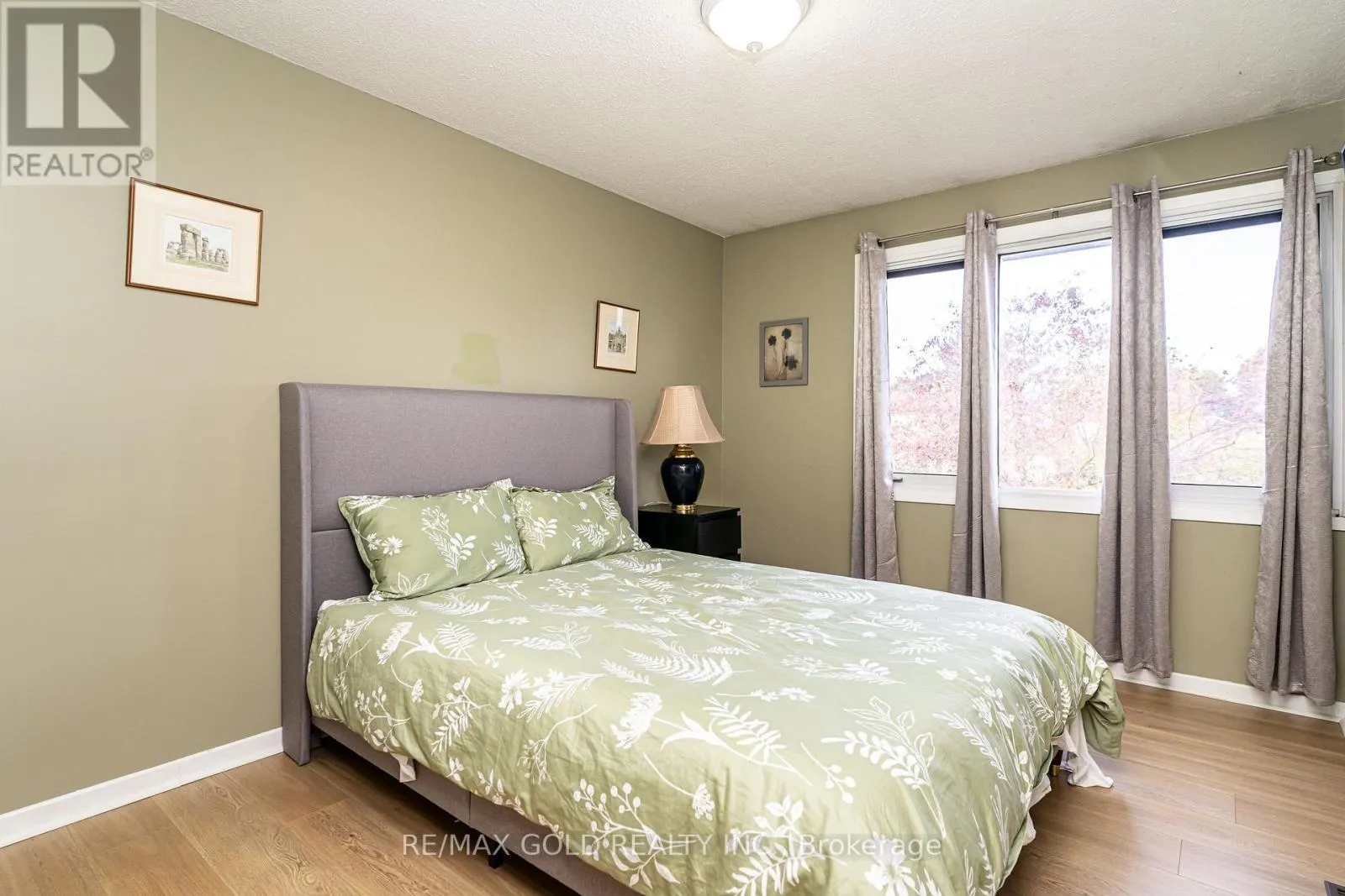 74 LORRAINE CRESCENT