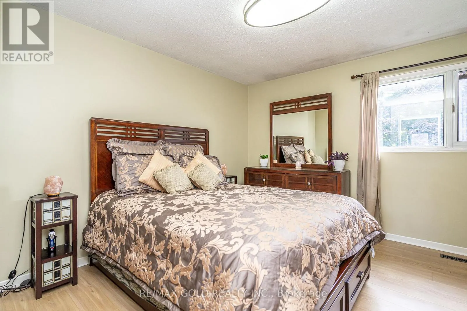 74 LORRAINE CRESCENT