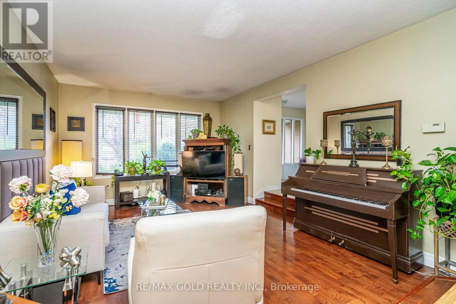 74 LORRAINE CRESCENT