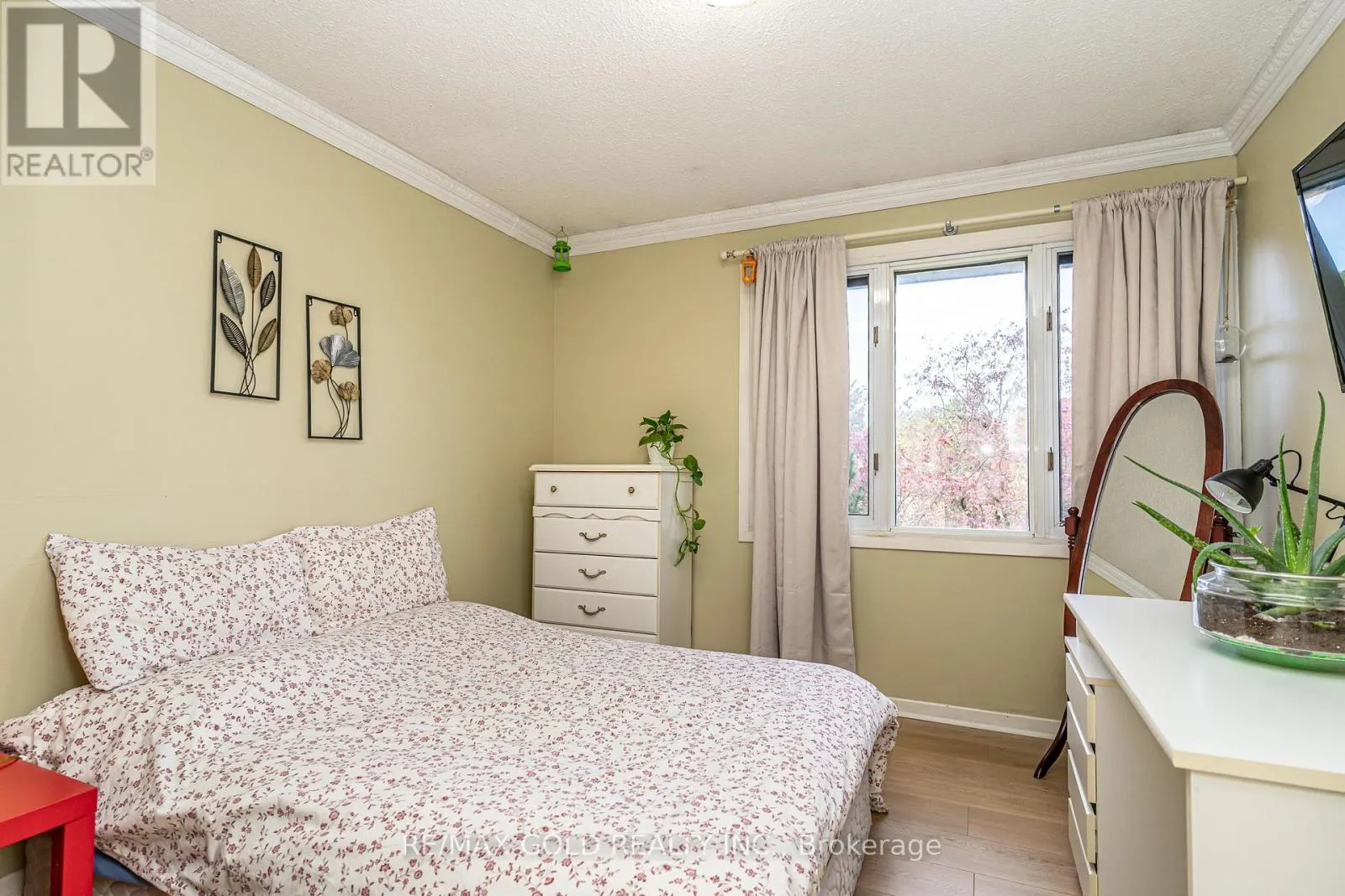 74 LORRAINE CRESCENT