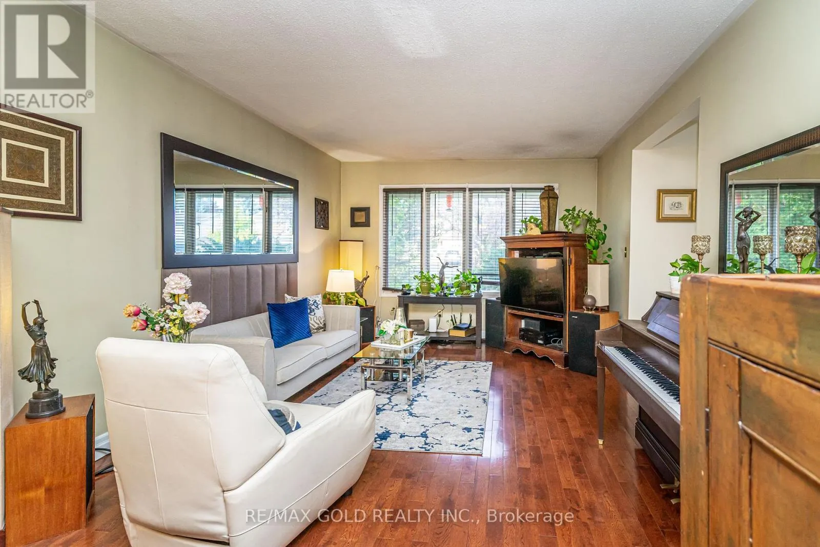 74 LORRAINE CRESCENT