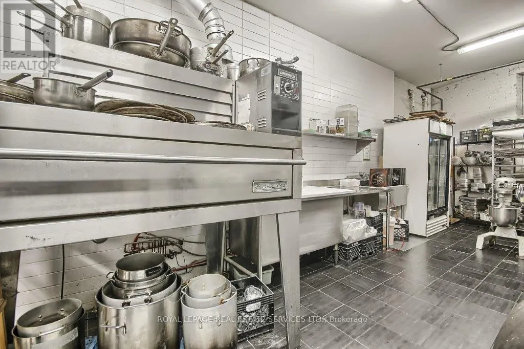 3047 DUNDAS STREET W