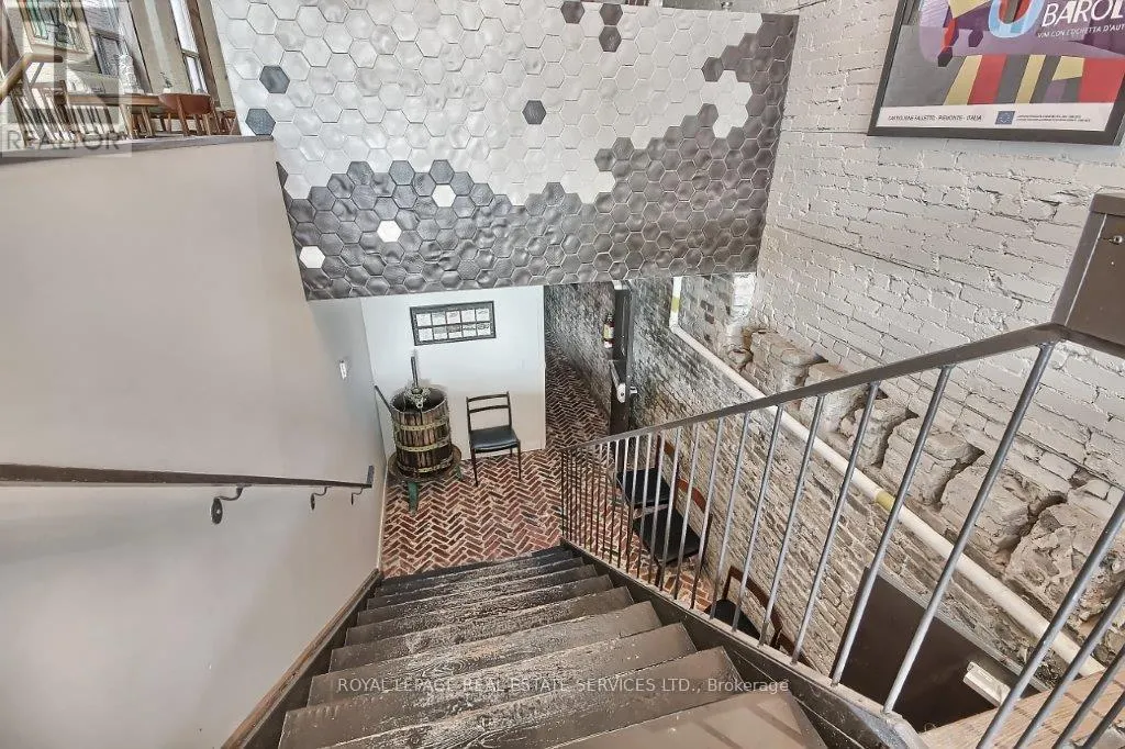 3047 DUNDAS STREET W